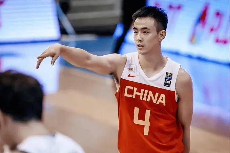 那嘴里塞的鞋子，这会子也不晓得飞哪去了。